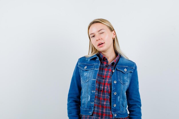 Jeune femme blonde charmante isolée