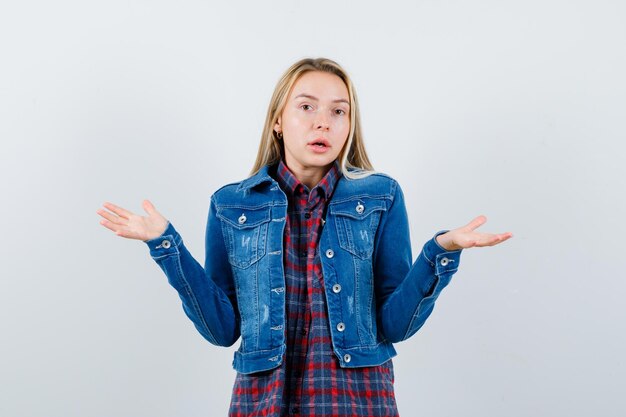 Jeune femme blonde charmante isolée