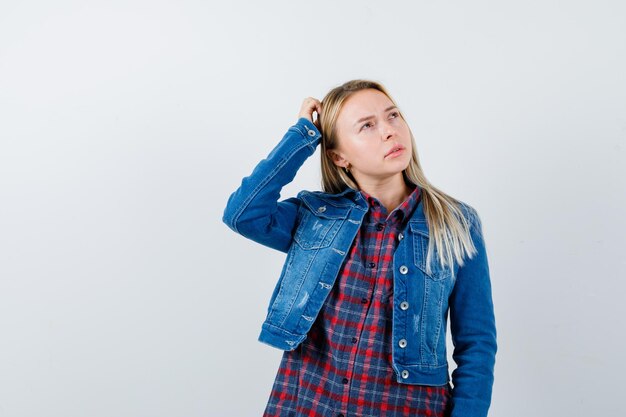 Jeune femme blonde charmante isolée