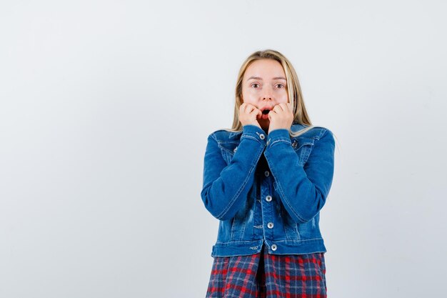 Jeune femme blonde charmante isolée