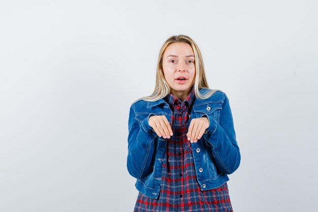 Jeune femme blonde charmante isolée