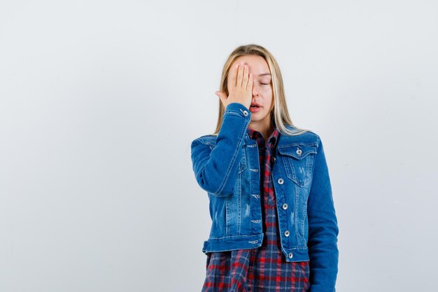 Jeune femme blonde charmante isolée