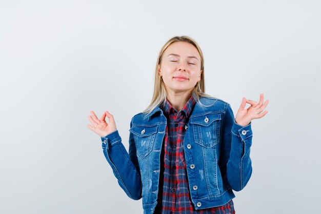 Jeune femme blonde charmante isolée