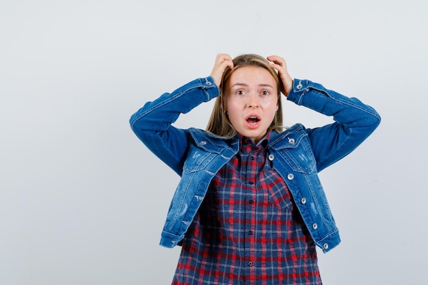 Photo gratuite jeune femme blonde charmante isolée