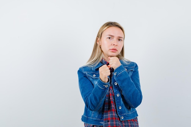 Jeune femme blonde charmante isolée