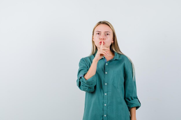 Jeune femme blonde charmante isolée