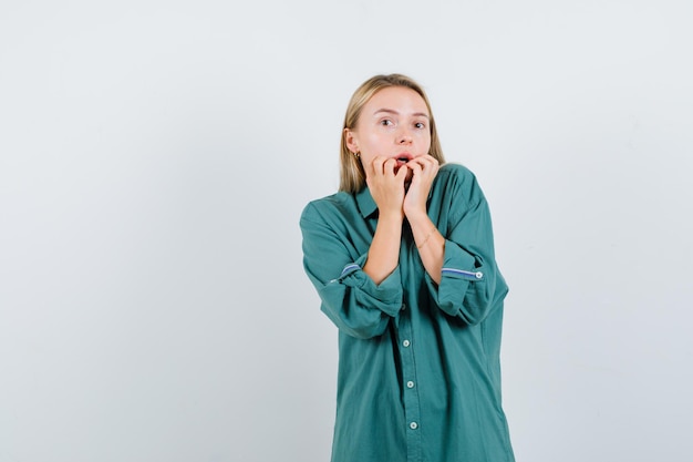 Jeune femme blonde charmante isolée