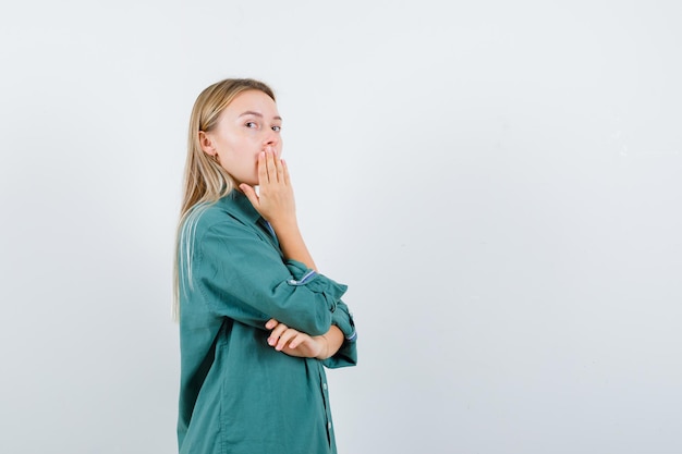 Jeune femme blonde charmante isolée