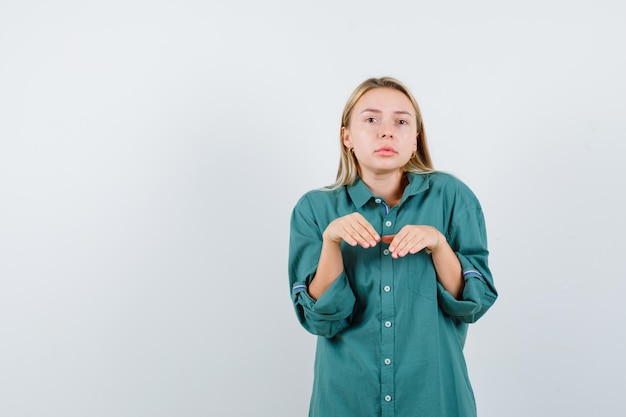 Jeune femme blonde charmante isolée