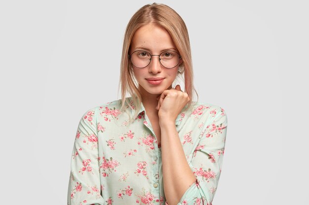 Jeune femme blonde en chemise à fleurs