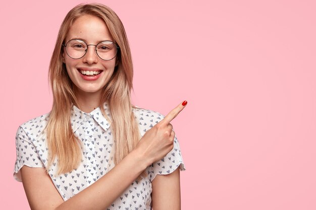 Jeune femme blonde en chemise avec motif