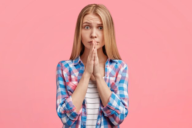 Jeune femme blonde avec chemise rayée