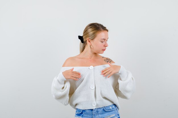 Jeune femme blonde dans un cardigan blanc