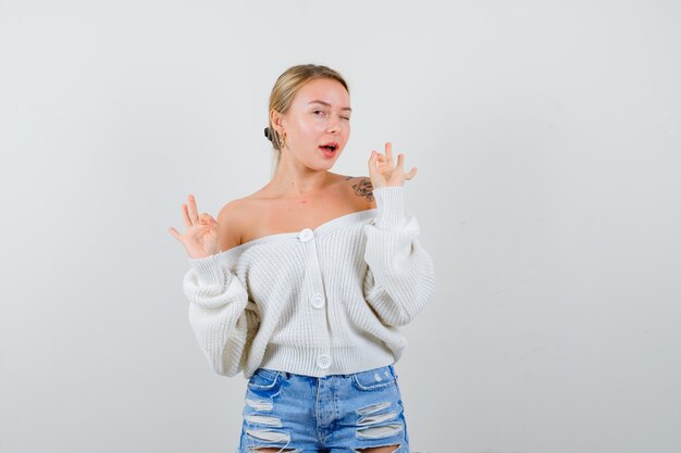 Jeune femme blonde dans un cardigan blanc