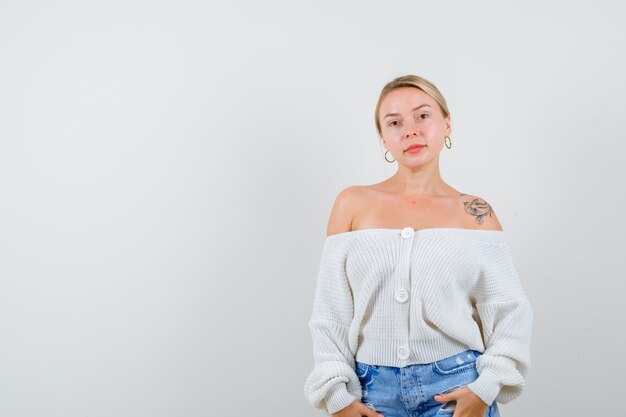 Jeune Femme Blonde Dans Un Cardigan Blanc