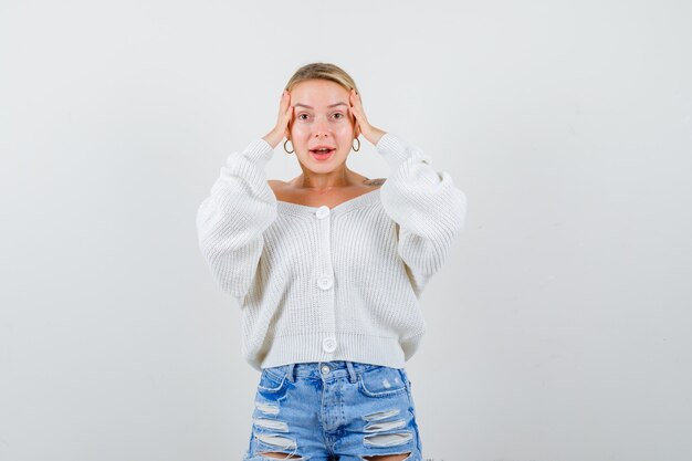 Jeune femme blonde dans un cardigan blanc