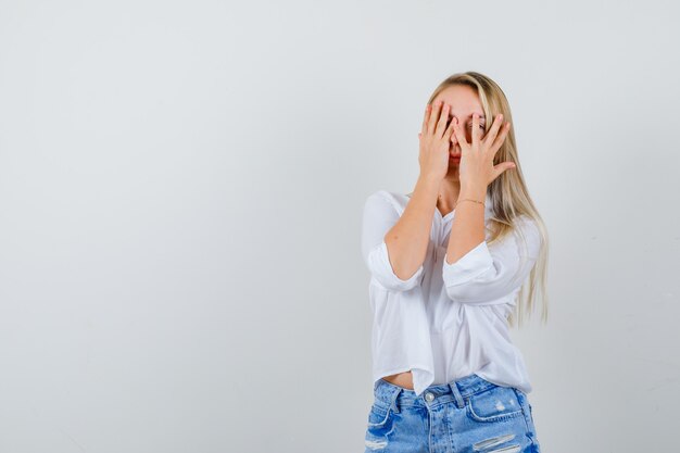 Jeune femme blonde dans une chemise blanche