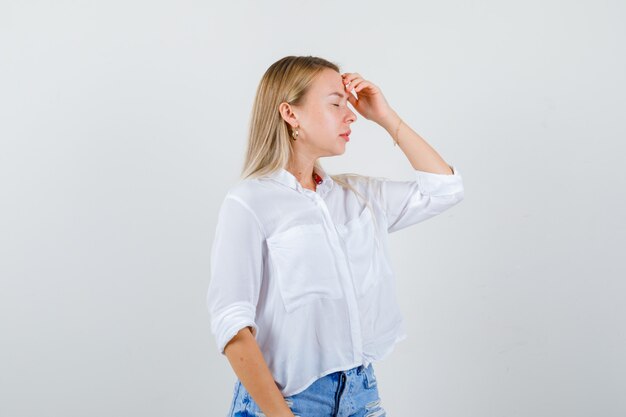 Jeune femme blonde dans une chemise blanche