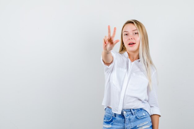 Jeune femme blonde dans une chemise blanche