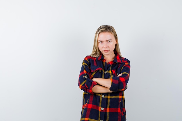 Photo gratuite jeune femme blonde dans une chemise à carreaux