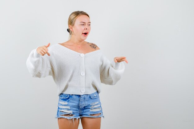 Jeune femme blonde dans un pull blanc