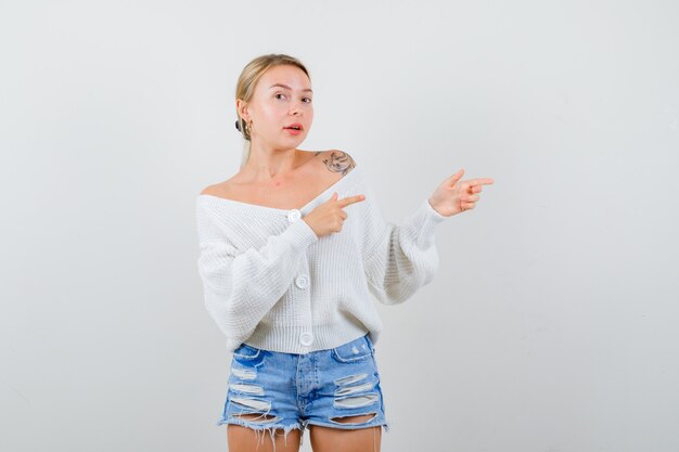 Jeune femme blonde dans un pull blanc