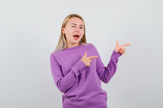 Jeune femme blonde dans un pull violet