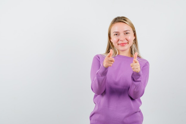 Photo gratuite jeune femme blonde dans un pull violet