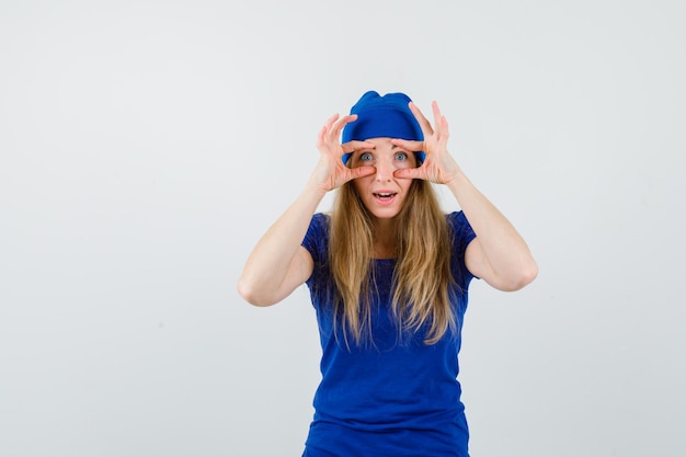 Photo gratuite jeune femme blonde dans un t-shirt bleu et un chapeau