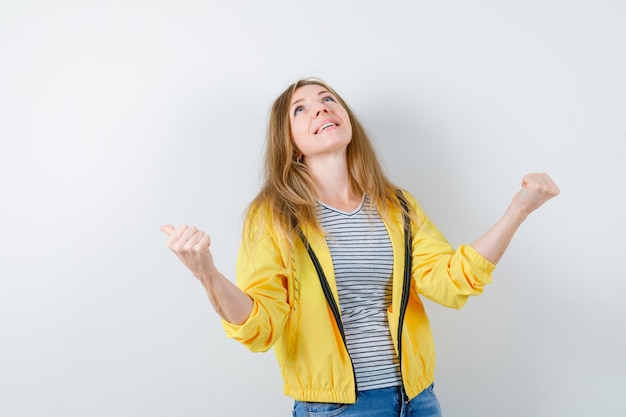 Jeune femme blonde dans une veste jaune