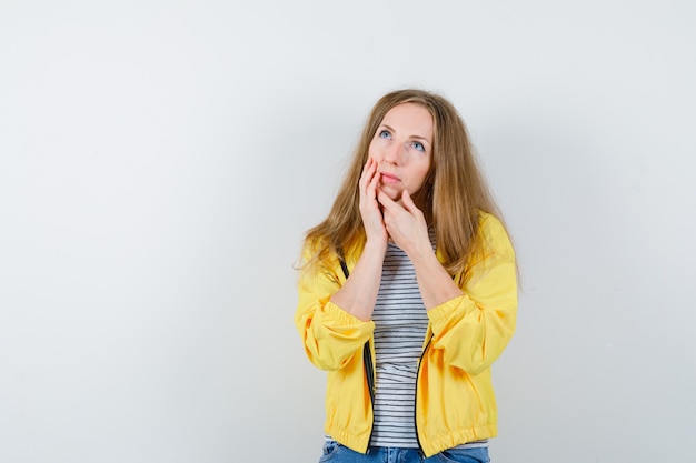 Jeune femme blonde dans une veste jaune