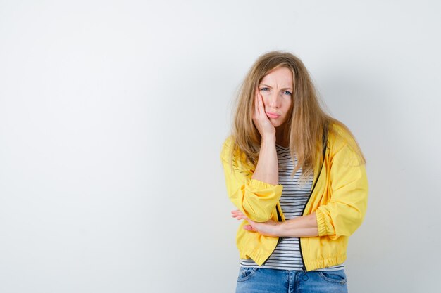 Jeune femme blonde dans une veste jaune