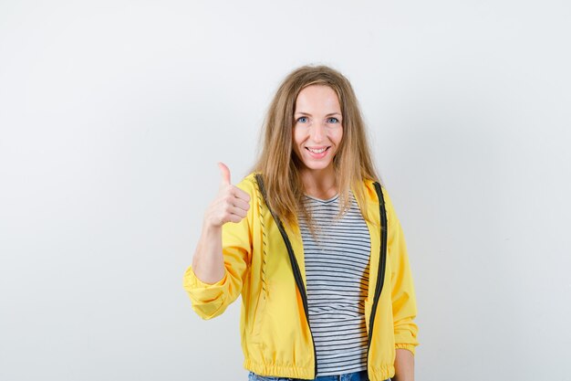 Jeune femme blonde dans une veste jaune