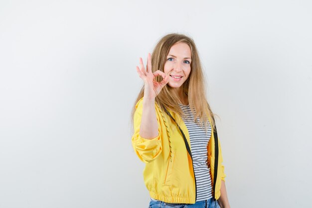 Jeune femme blonde dans une veste jaune