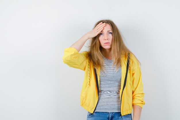 Jeune femme blonde dans une veste jaune