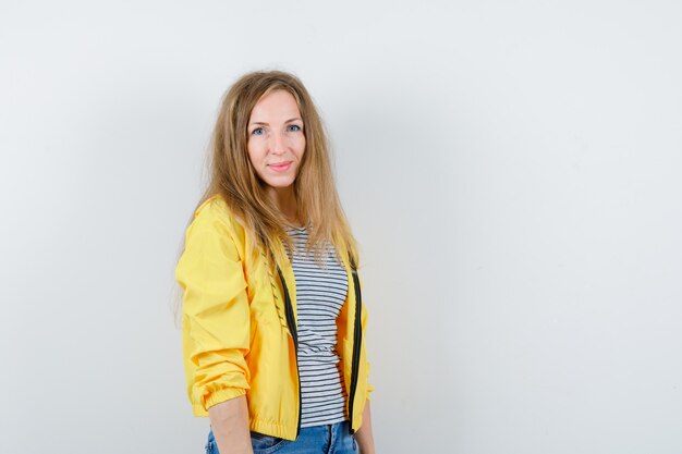 Jeune femme blonde dans une veste jaune