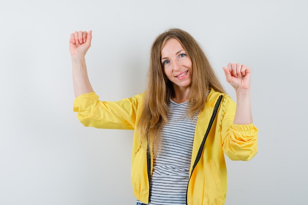 Jeune femme blonde dans une veste jaune