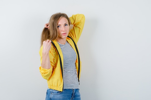 Jeune femme blonde dans une veste jaune