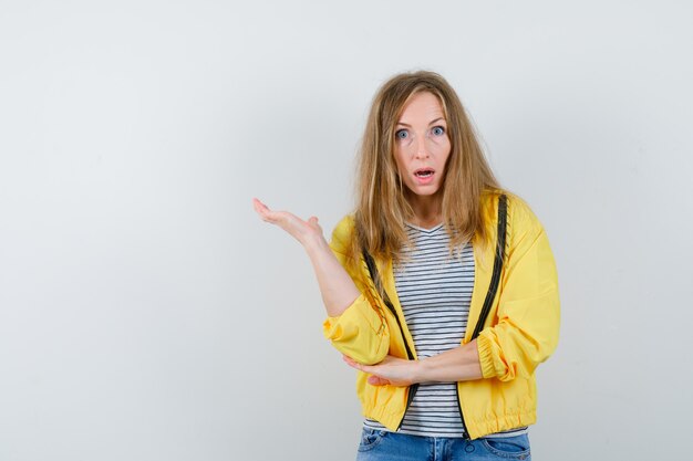 Jeune femme blonde dans une veste jaune