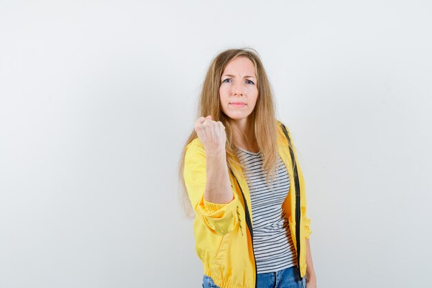 Jeune femme blonde dans une veste jaune