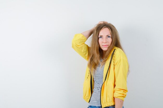 Jeune femme blonde dans une veste jaune