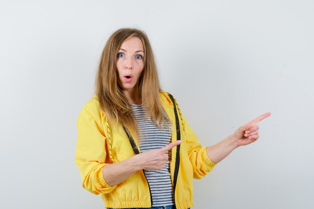 Jeune femme blonde dans une veste jaune