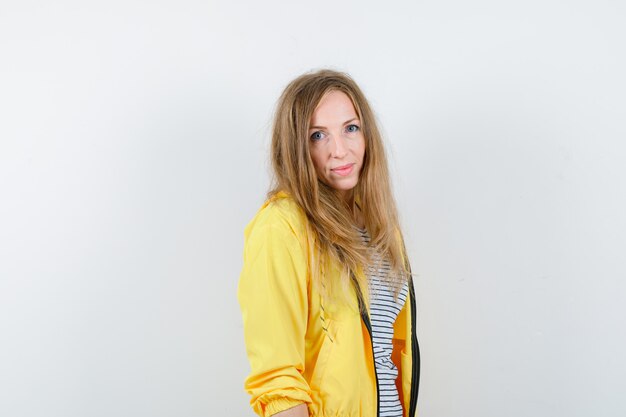 Jeune femme blonde dans une veste jaune