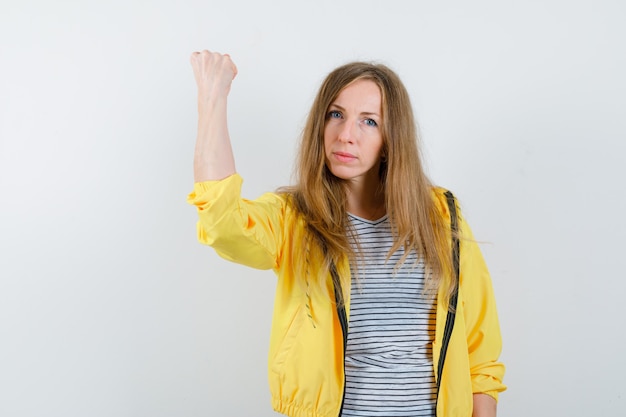 Photo gratuite jeune femme blonde dans une veste jaune