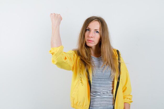 Jeune femme blonde dans une veste jaune