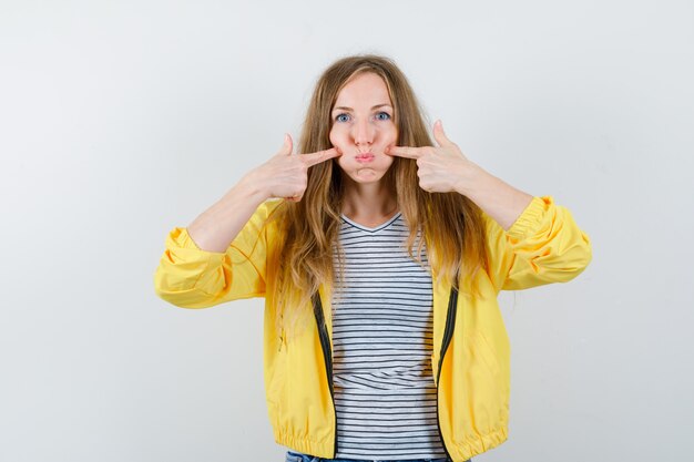 Jeune femme blonde dans une veste jaune