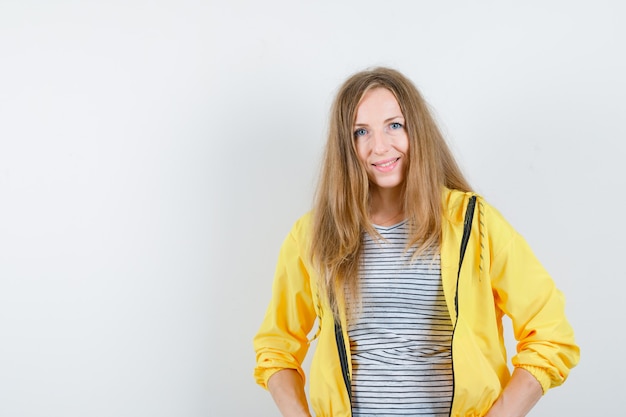 Jeune femme blonde dans une veste jaune