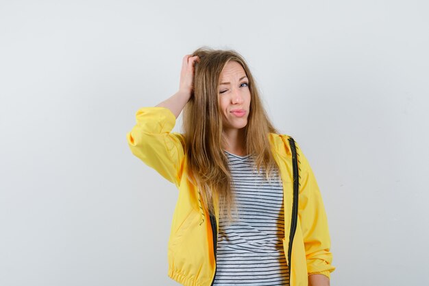 Jeune femme blonde dans une veste jaune