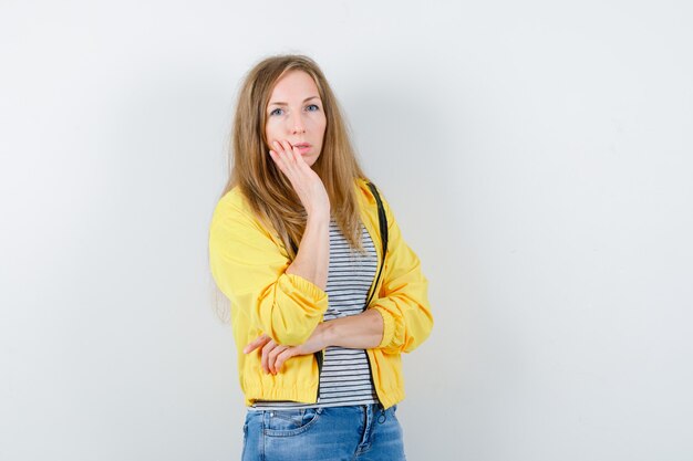 Jeune femme blonde dans une veste jaune