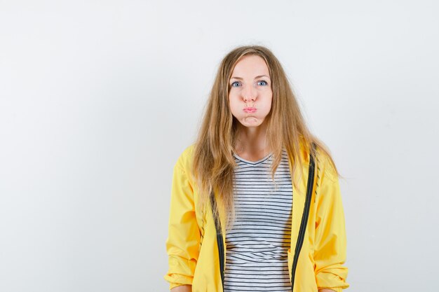 Jeune femme blonde dans une veste jaune